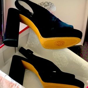 New in Box Vince Camuto Suede peep toe Platforms 👠